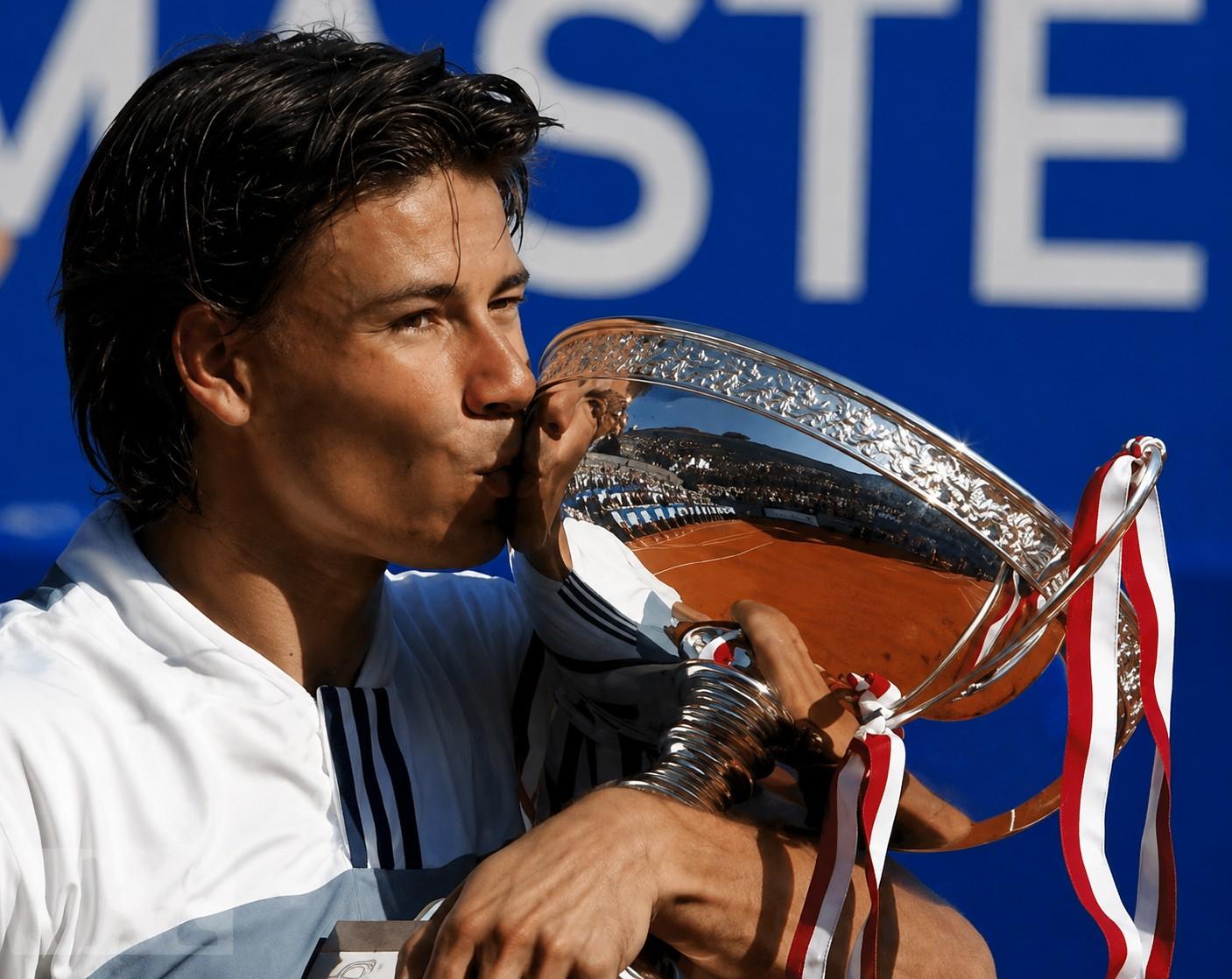 Guillermo Coria avec le trophée de Monte-Carlo en 2004