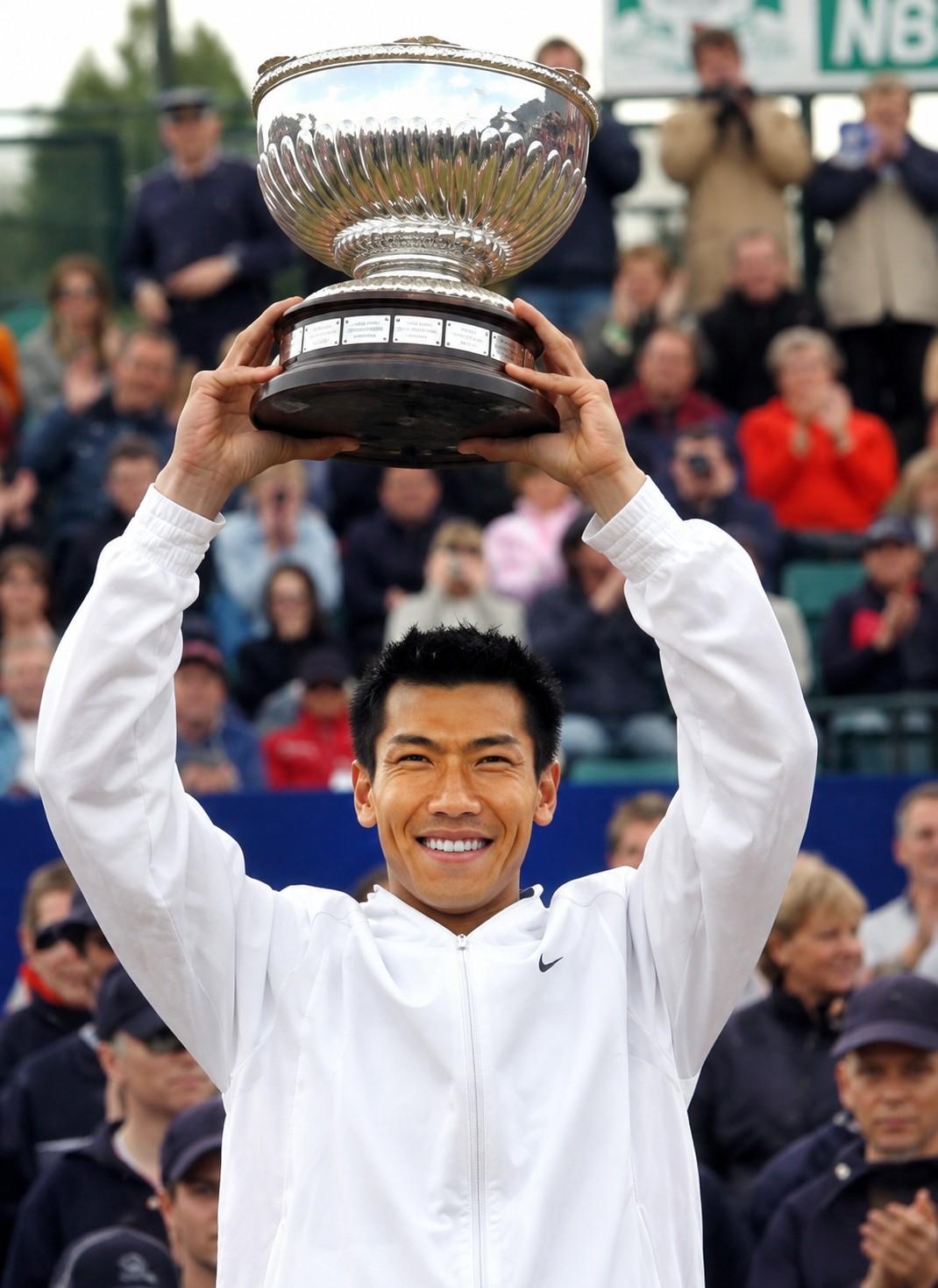 Paradorn Srichaphan avec le trophée de Nottingham en 2004