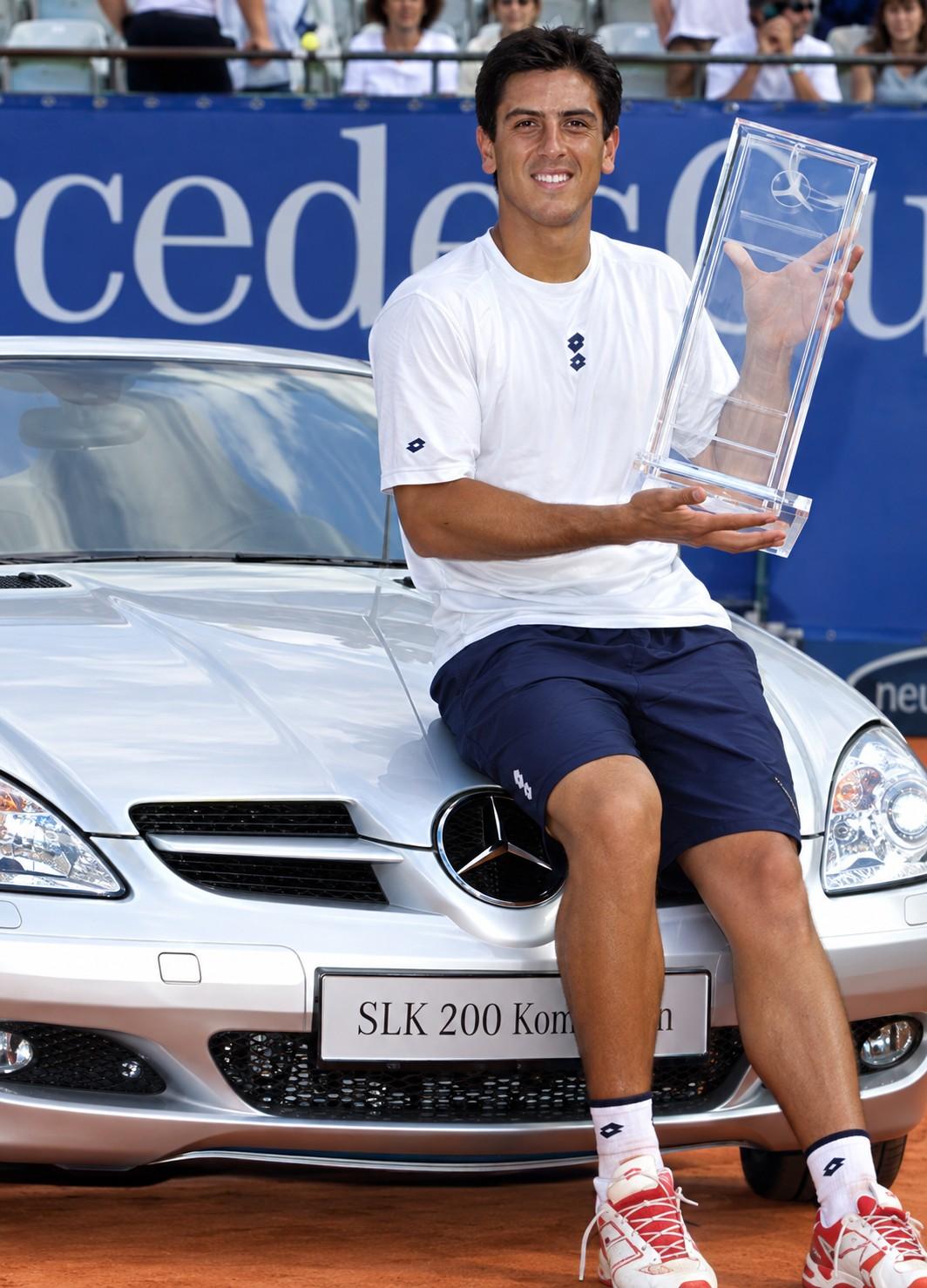 Guillermo Cañas avec le trophée de Stuttgart en 2004