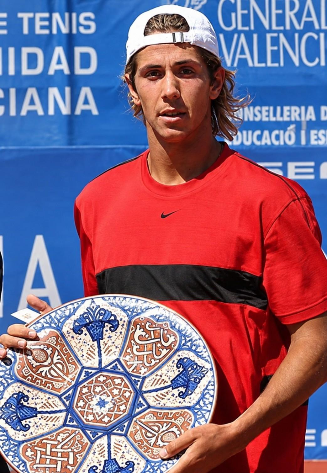 Fernando Verdasco présente son premier trophée ATP à Valence en 2004