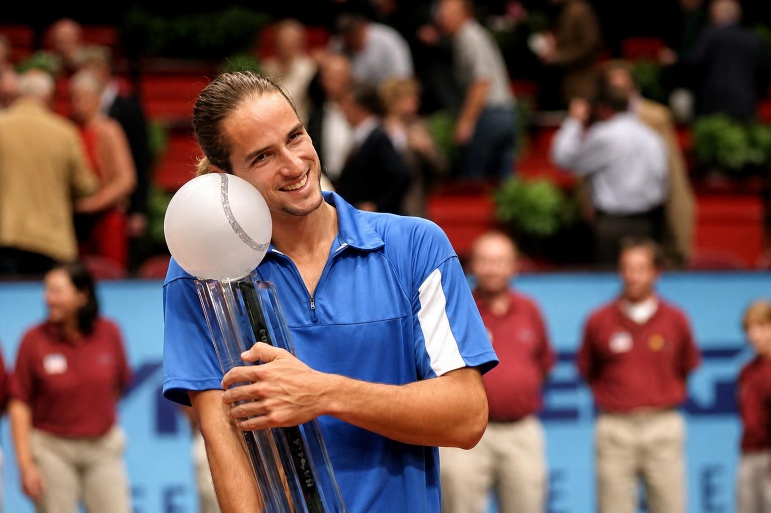 Feliciano Lopez avec le trophée de Vienne en 2004