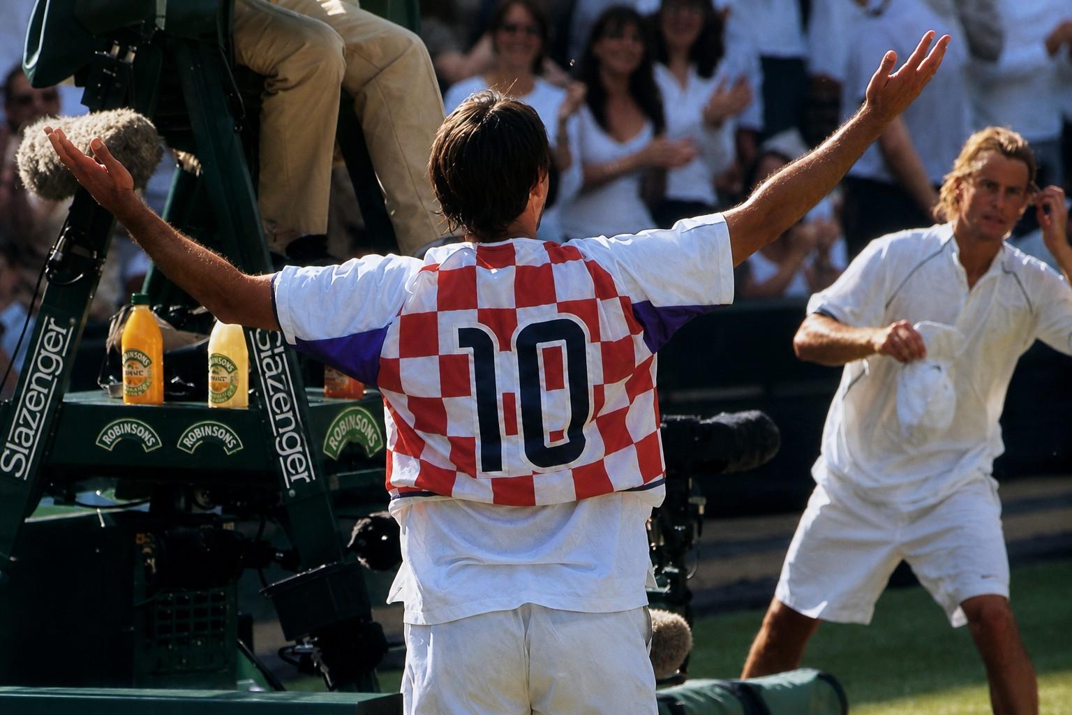Goran Ivanisevic saluant une dernière fois le public de Wimbledon