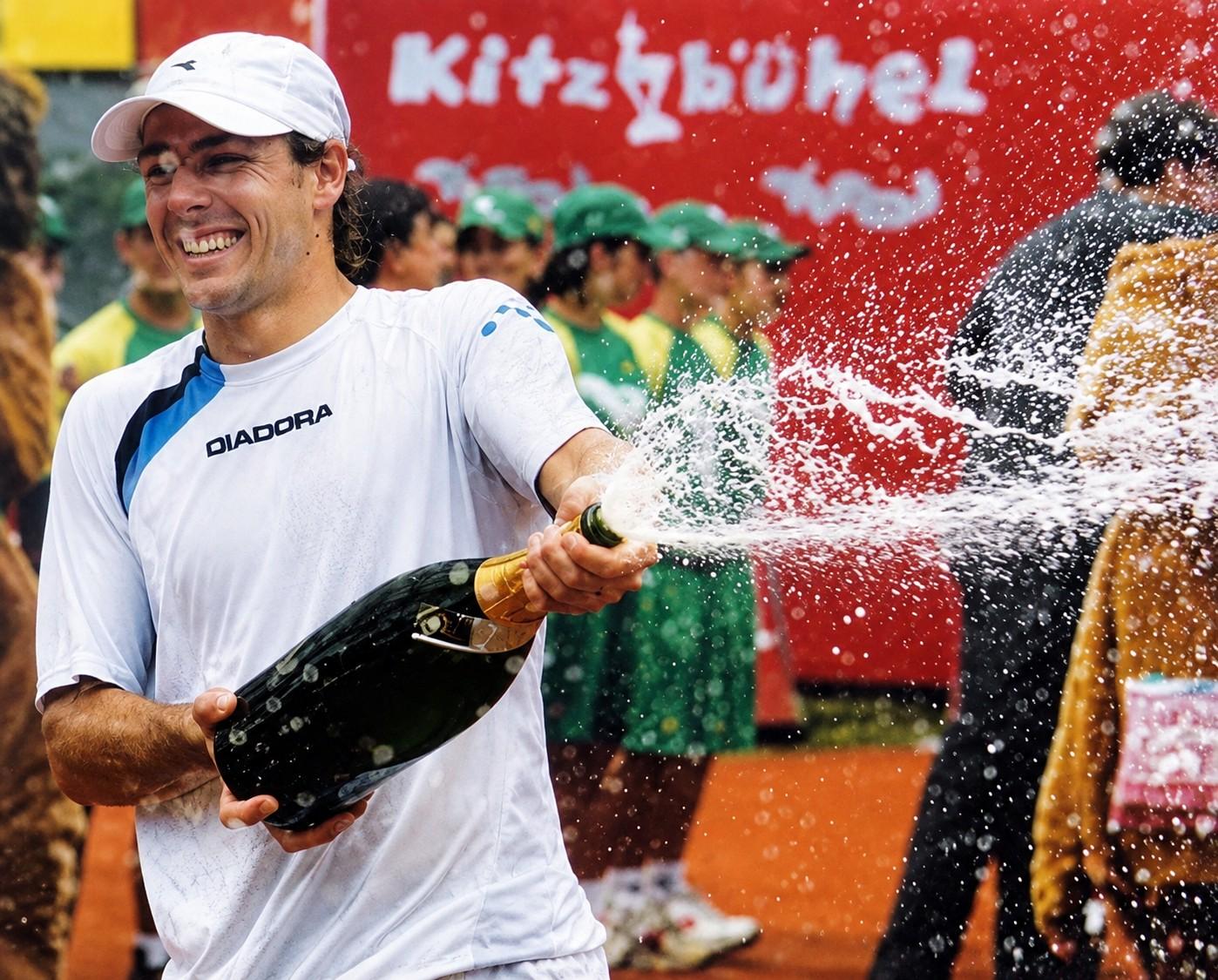 Gaston Gaudio célébrant son titre à Kitzbuhel en 2005