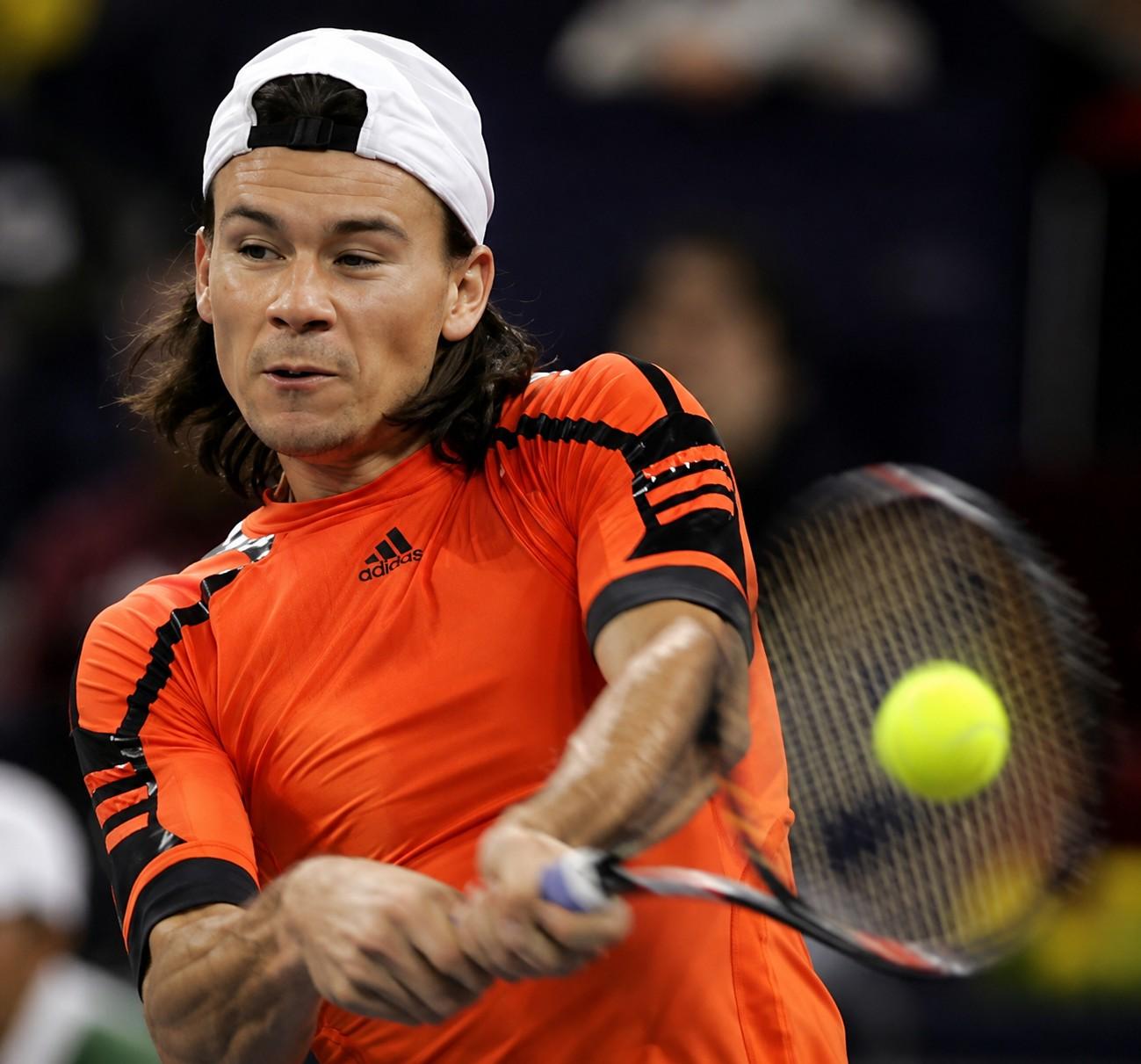 Guillermo Coria frappant un revers à deux mains au Masters 2005