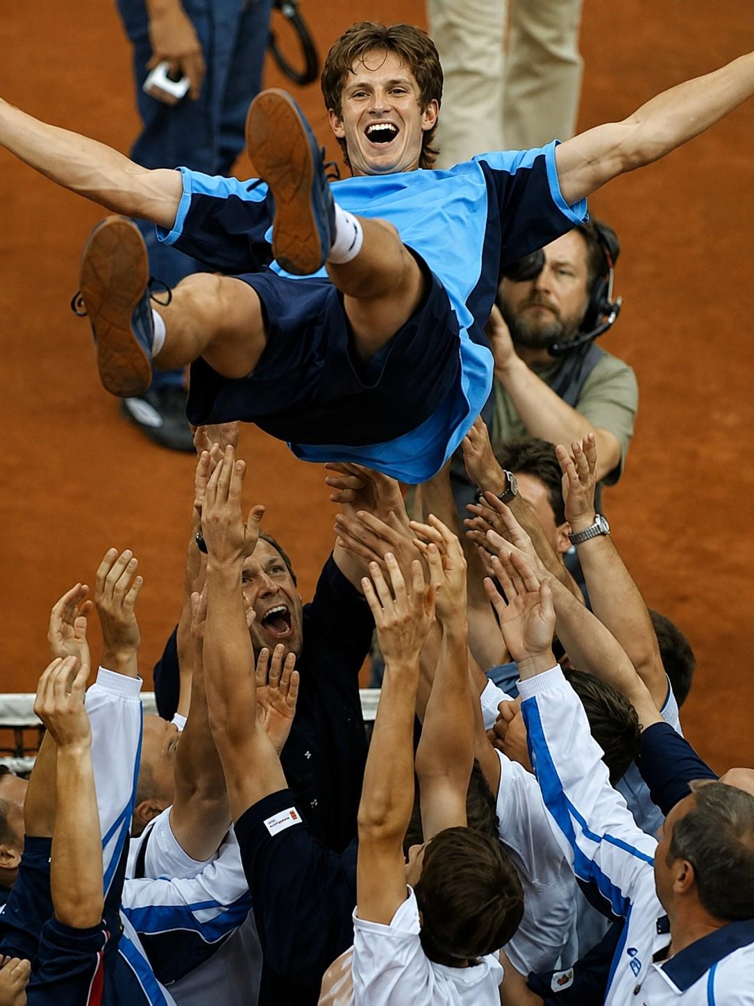 Igor Andreev c&eacute;l&eacute;br&eacute; par l&rsquo;&eacute;quipe de Russie en Coupe Davis en 2005