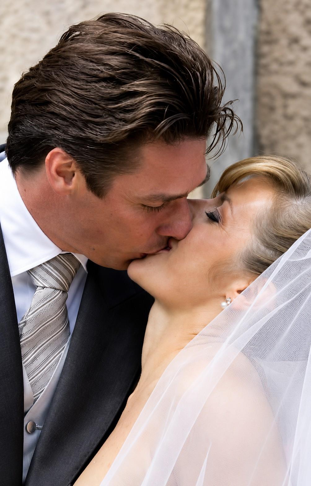 Michael Stich et Alexandra Rikowski s'embrassent le jour de leur mariage