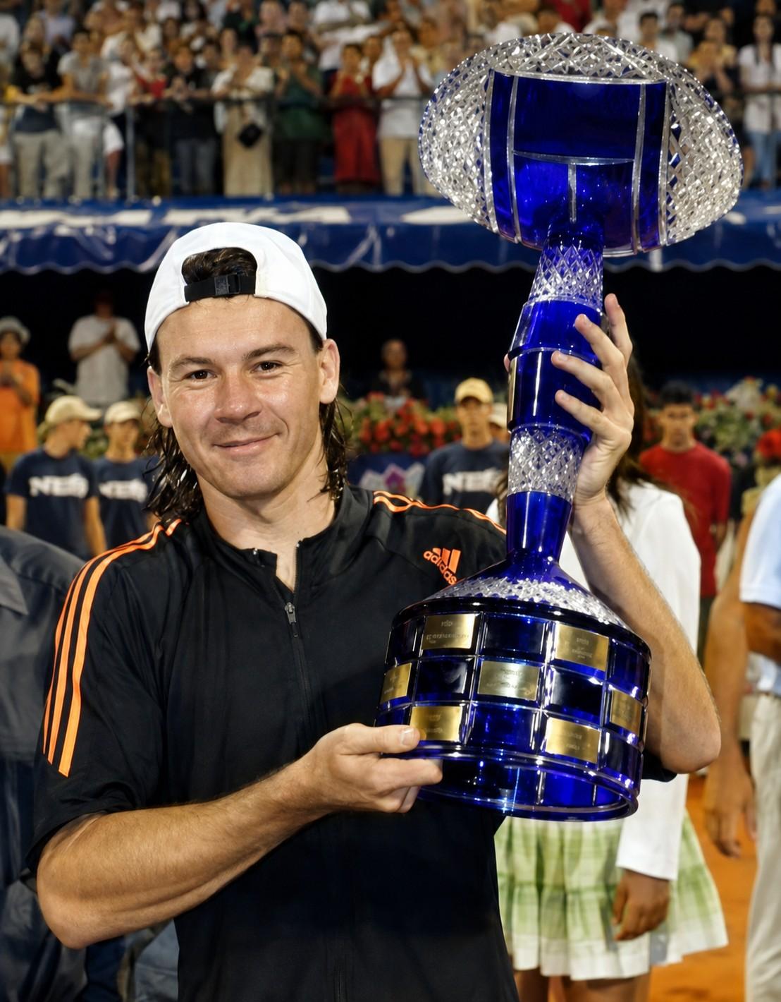 Guillermo Coria avec le trophée d'Umag en 2005