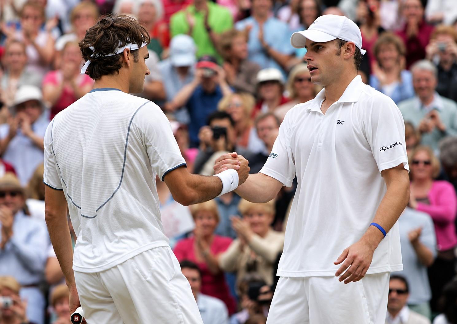 Andy Roddick et Roger Federer se serrent la main à Wimbledon en 2005.