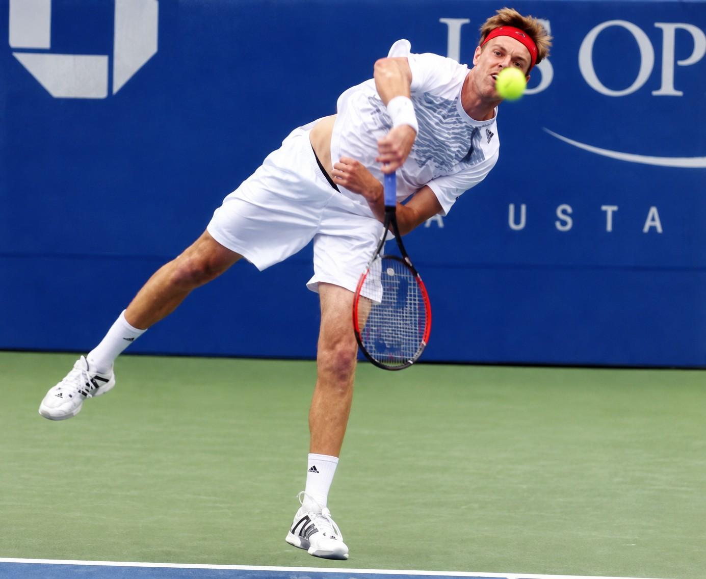Sam Querrey au service contre James Blake à Indianapolis en 2007