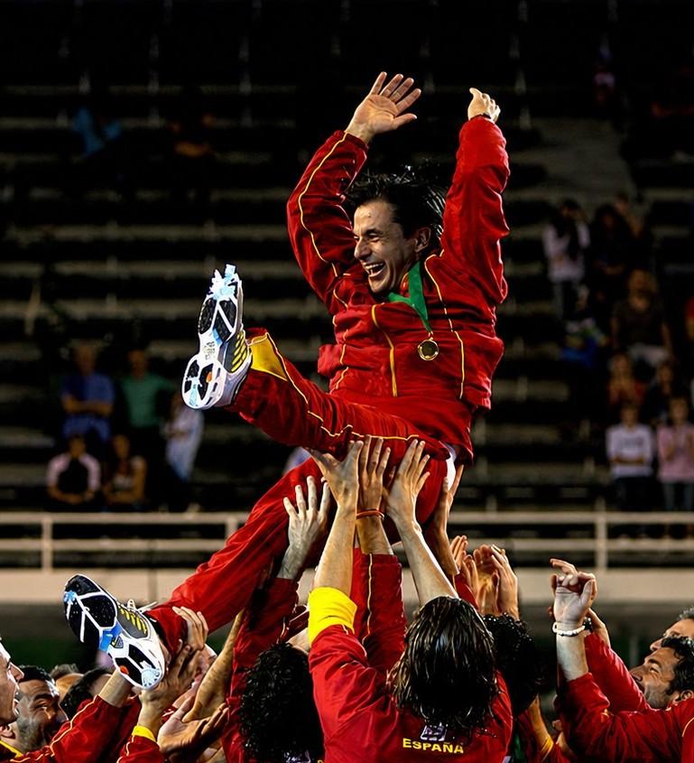 Emilio Sanchez porté par l’équipe d’Espagne après la victoire en Coupe Davis 2008