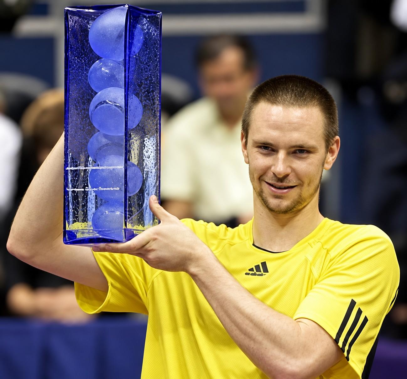Robin Söderling avec le trophée de Lyon 2008
