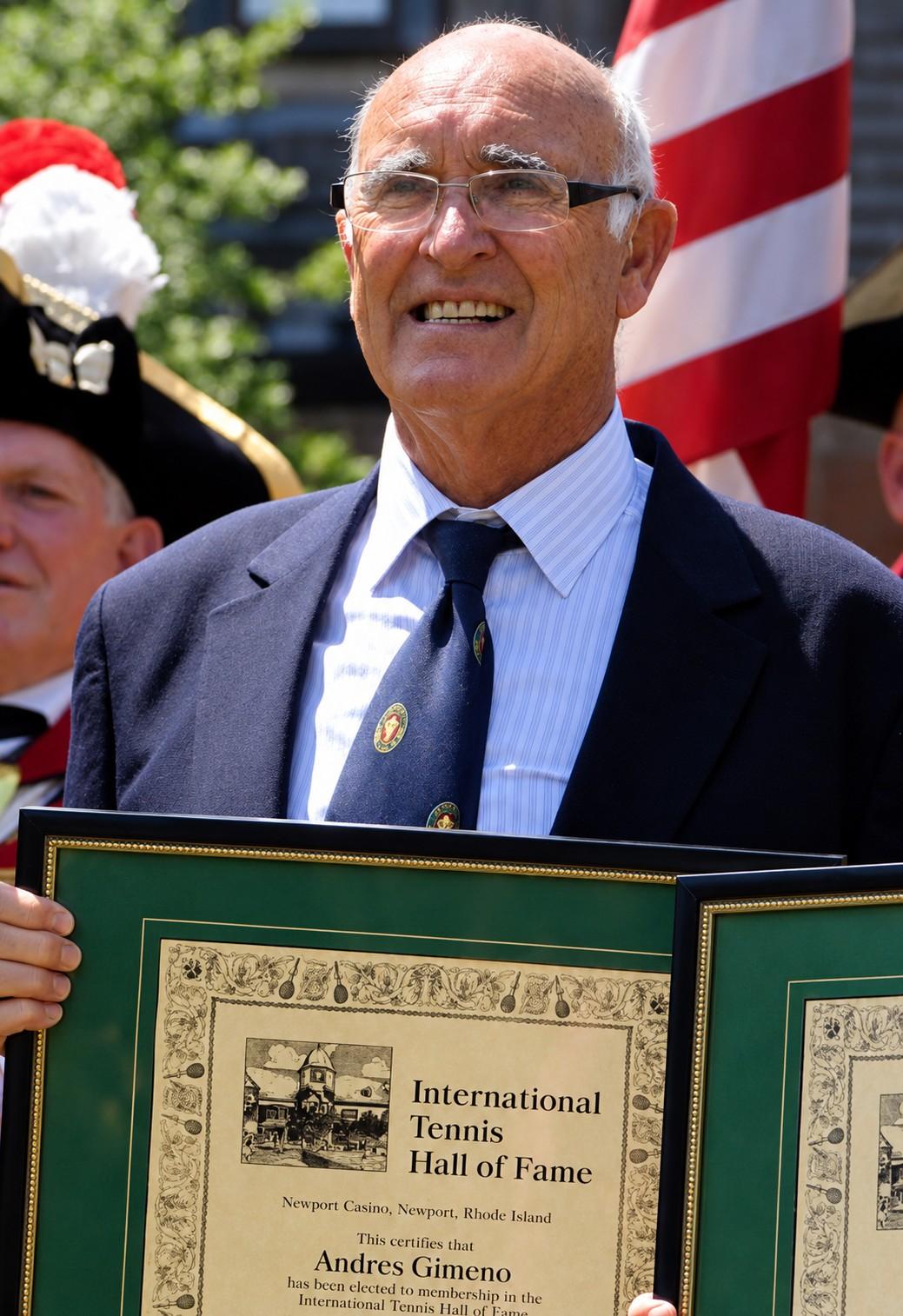 Andres Gimeno lors de son entrée à l'International Tennis Hall of Fame en 2009