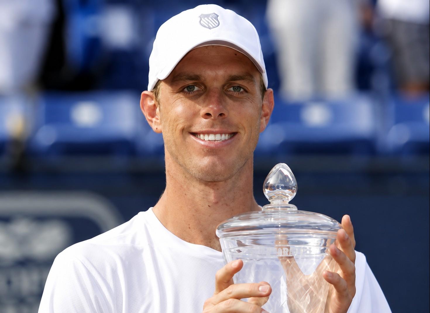 Sam Querrey avec le trophée de Los Angeles en 2010