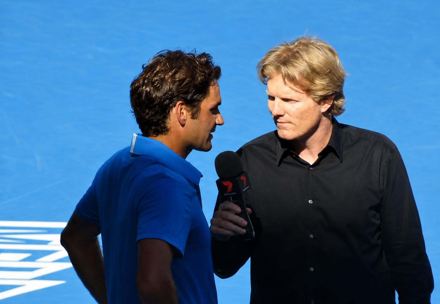 Jim Courier interviewe Roger Federer à l'Open d'Australie
