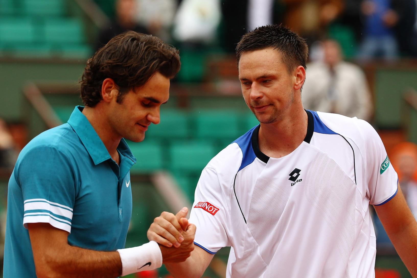 Roger Federer et Robin Söderling après leur quart de finale à Roland-Garros en 2010