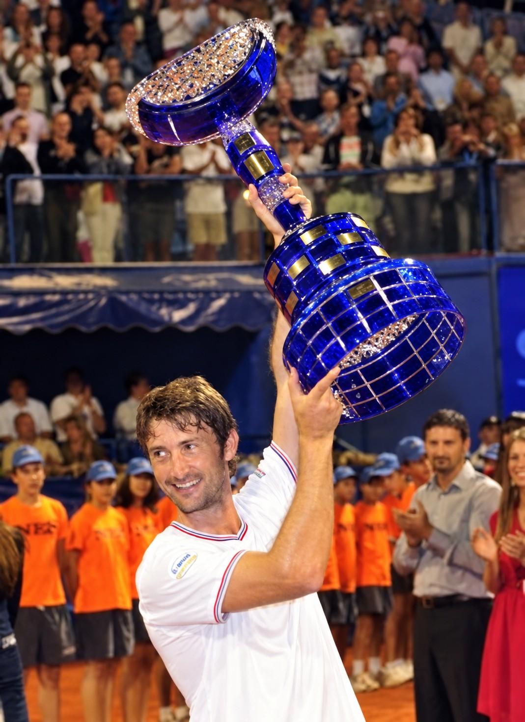 Juan Carlos Ferrero avec le trophée d'Umag en 2010