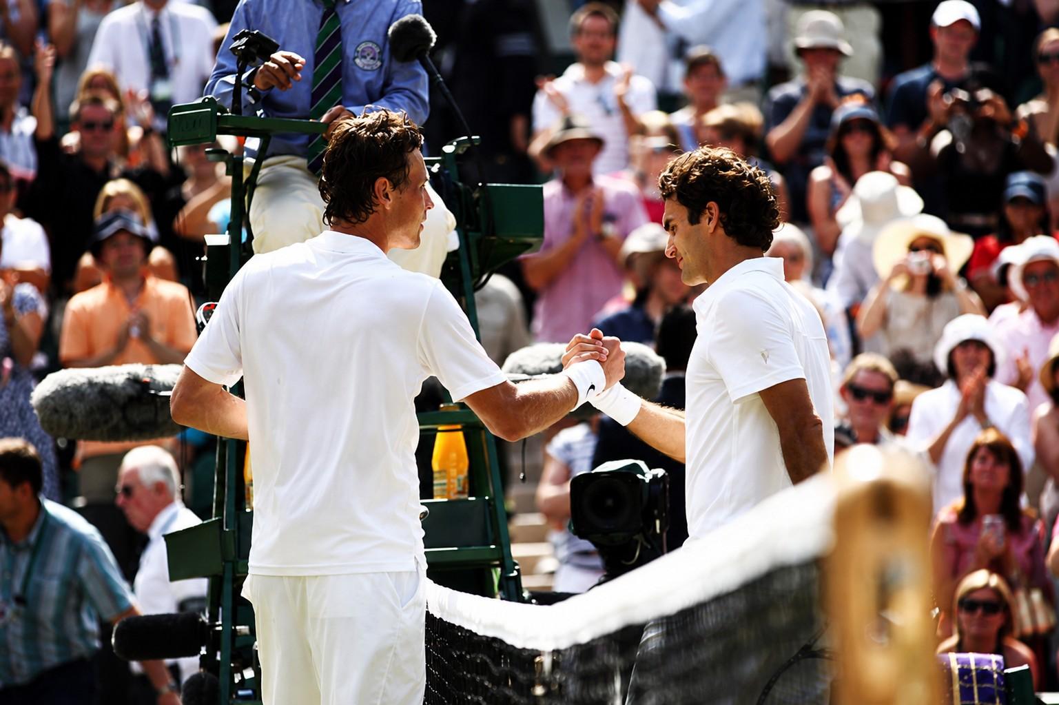 Roger Federer et Tomas Berdych après leur quart de finale à Wimbledon en 2010