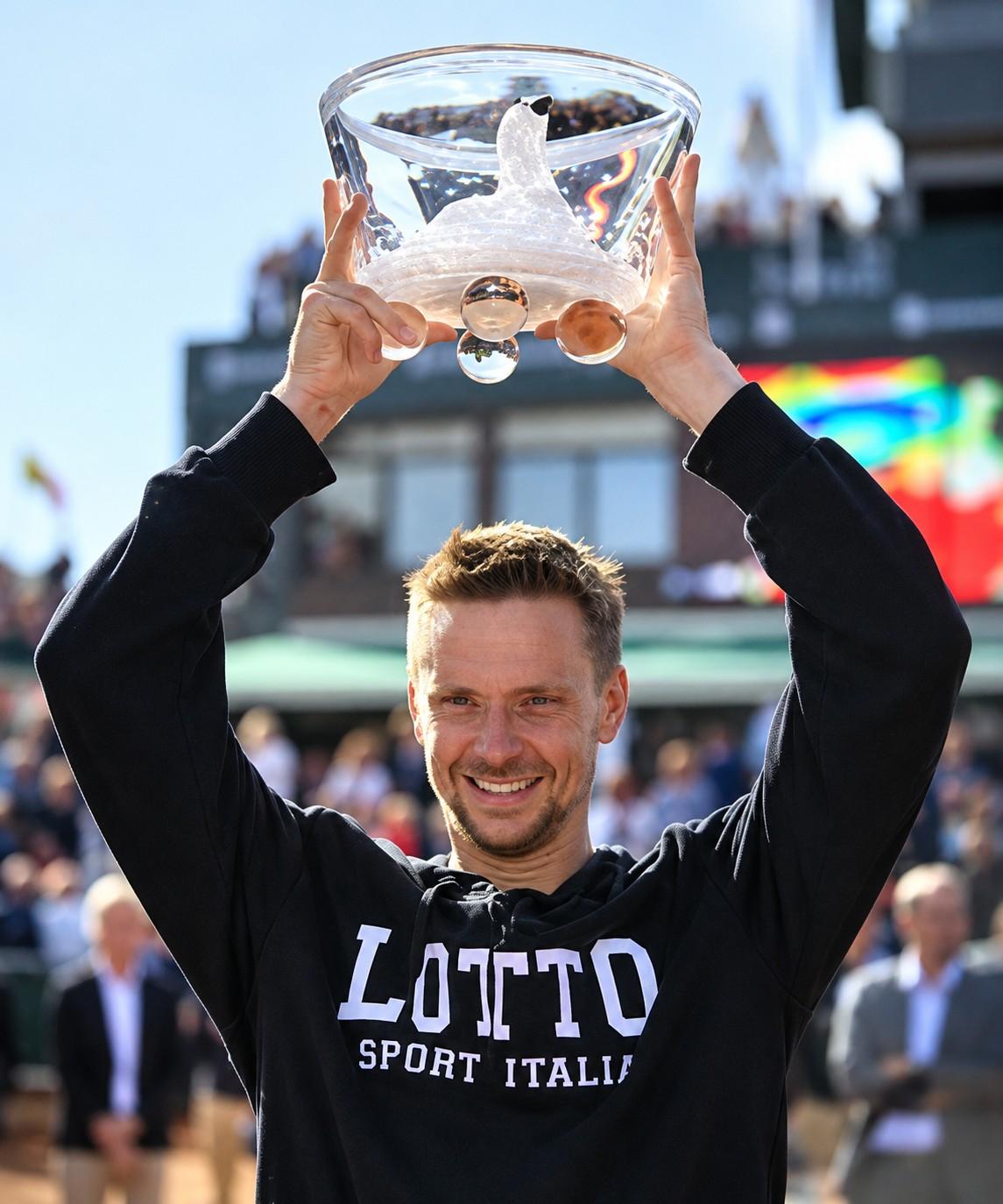 Robin Söderling avec le trophée de Bastad en 2011