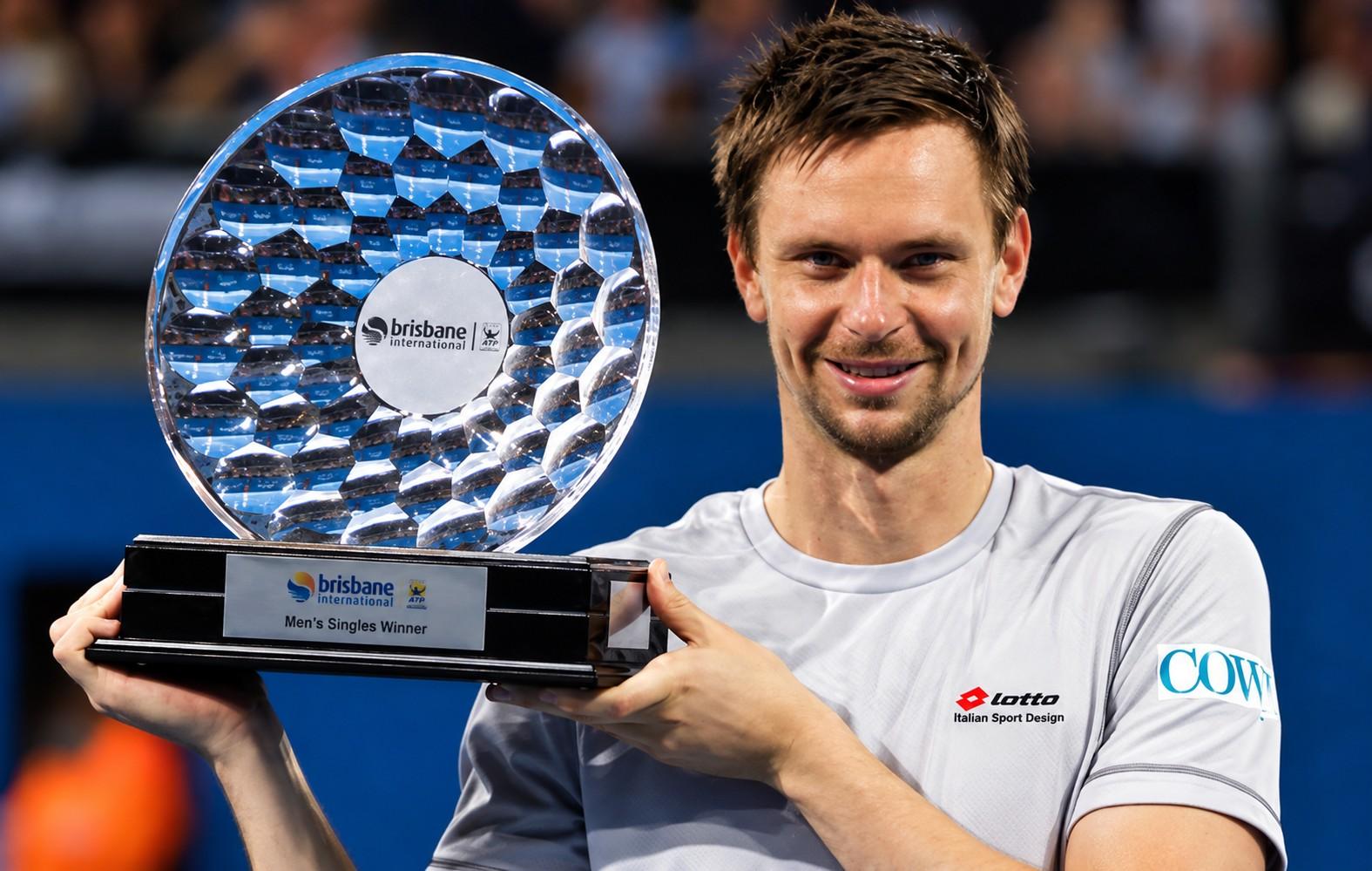 Robin Söderling avec le trophée de Brisbane 2011