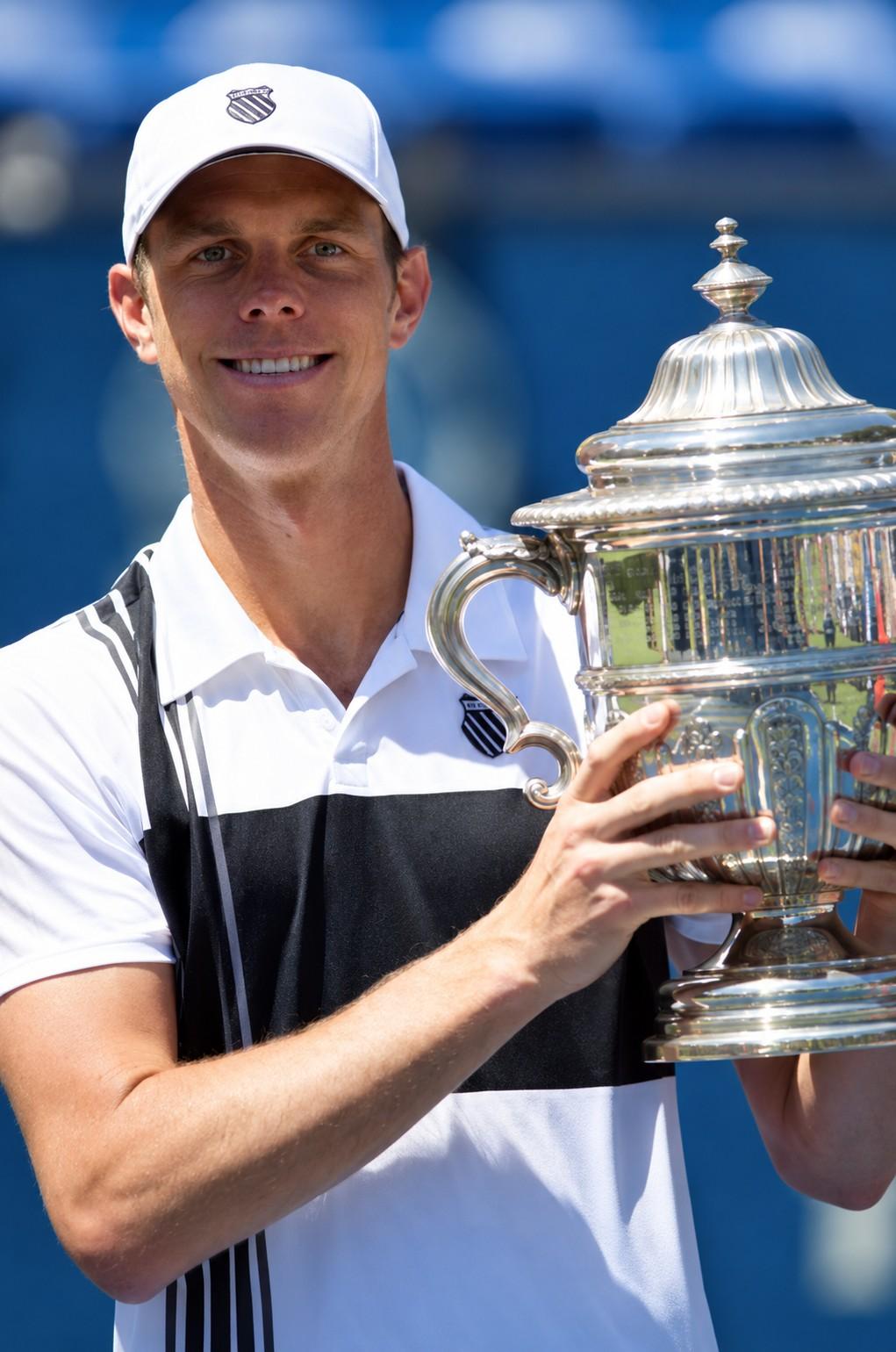 Sam Querrey avec le trophée de Los Angeles en 2012