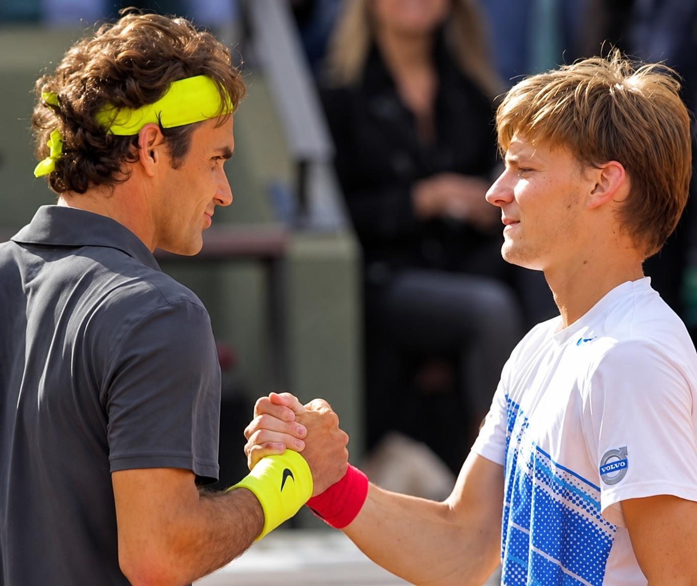 David Goffin et Roger Federer se saluant à Roland-Garros en 2012