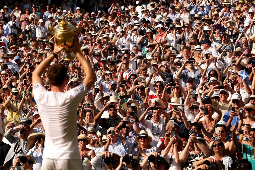 Andy Murray présente le trophée de Wimbledon 2013 au public