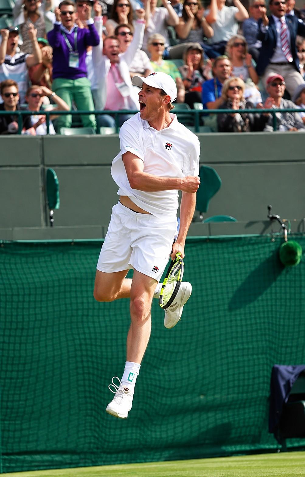 Sam Querrey célèbre sa victoire contre Novak Djokovic à Wimbledon en 2016