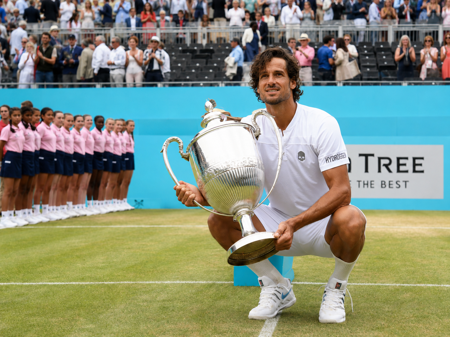 Feliciano Lopez avec le trophée du simple au Queen's en 2019
