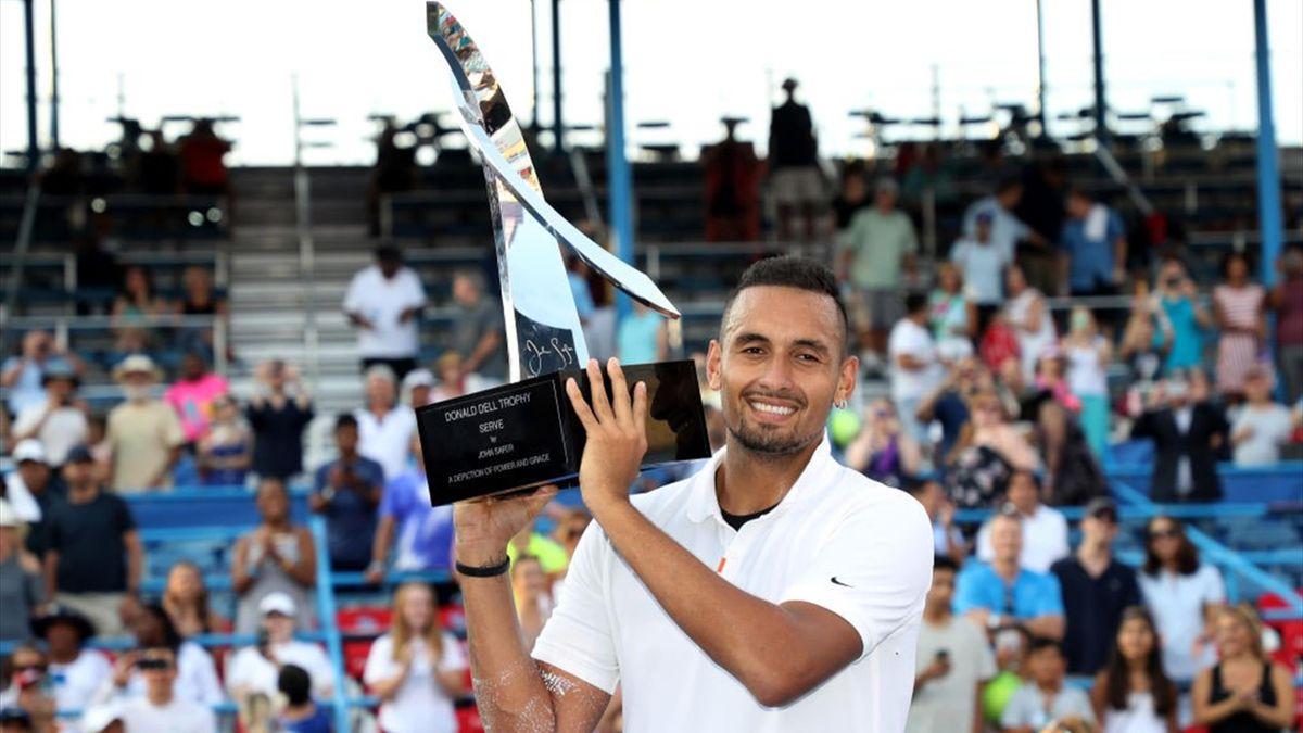 Nick Kyrgios avec le trophée de Washington en 2019