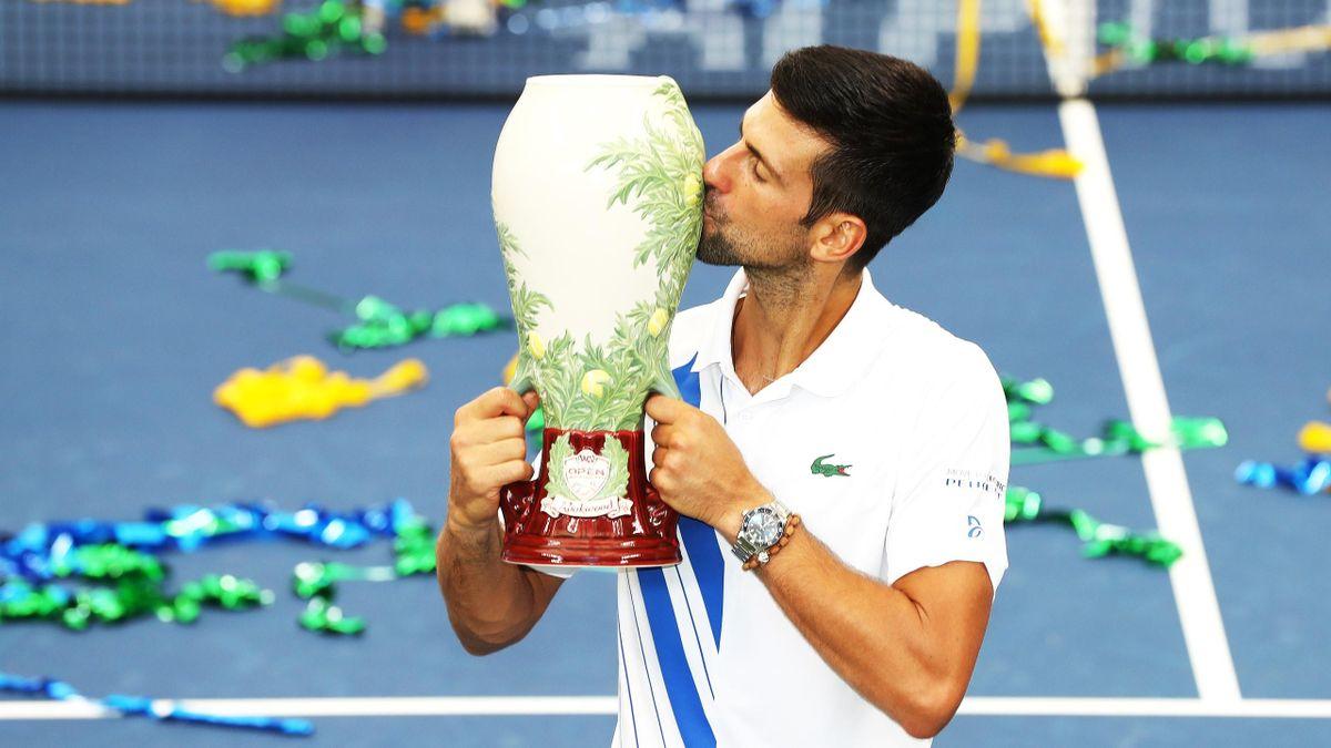 Novak Djokovic avec le trophée de Cincinnati 2020