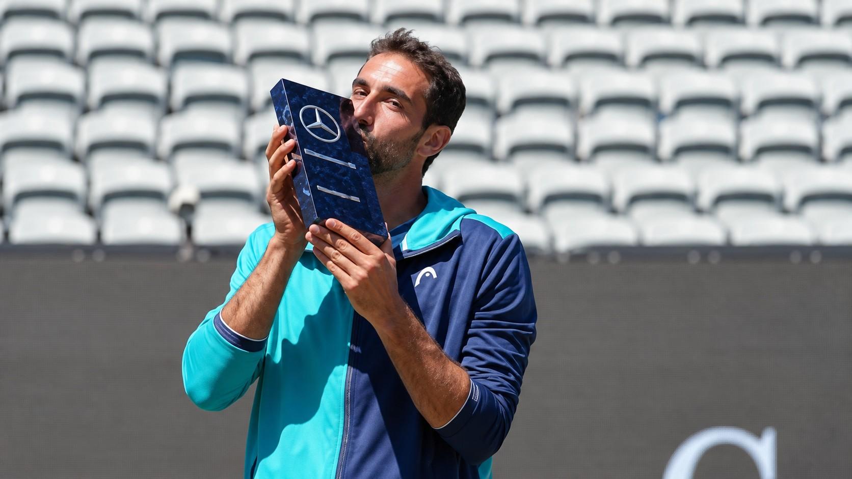 Marin Cilic avec le trophée de Stuttgart en 2021