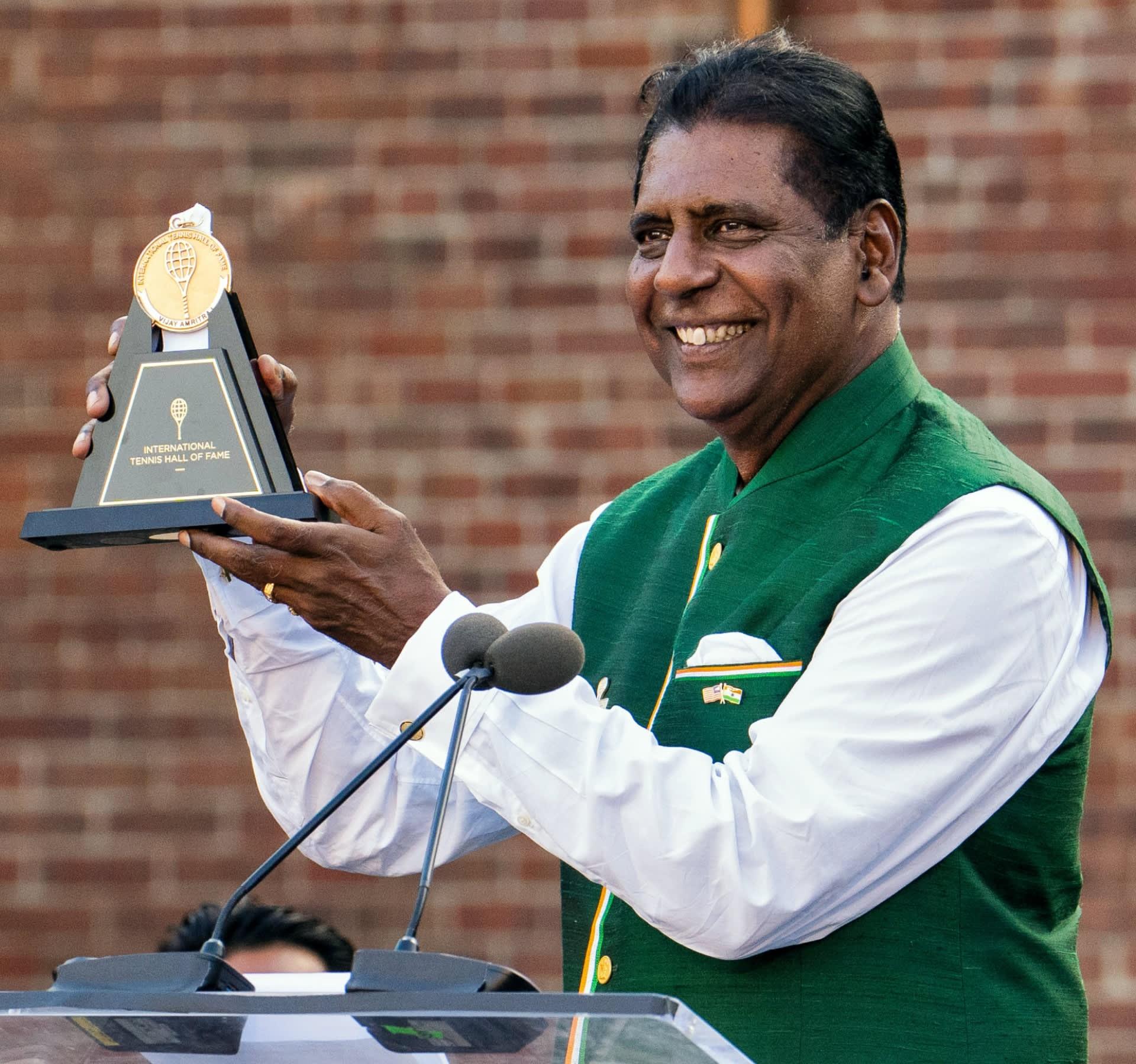 Vijay Amritraj lors de son entrée à l'International Tennis Hall of Fame