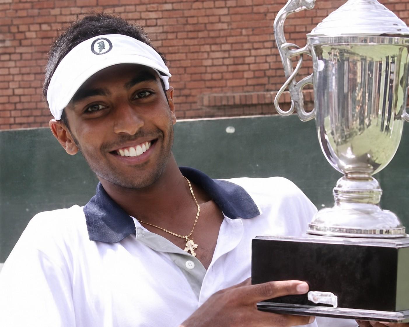 Prakash Amritraj avec un trophée