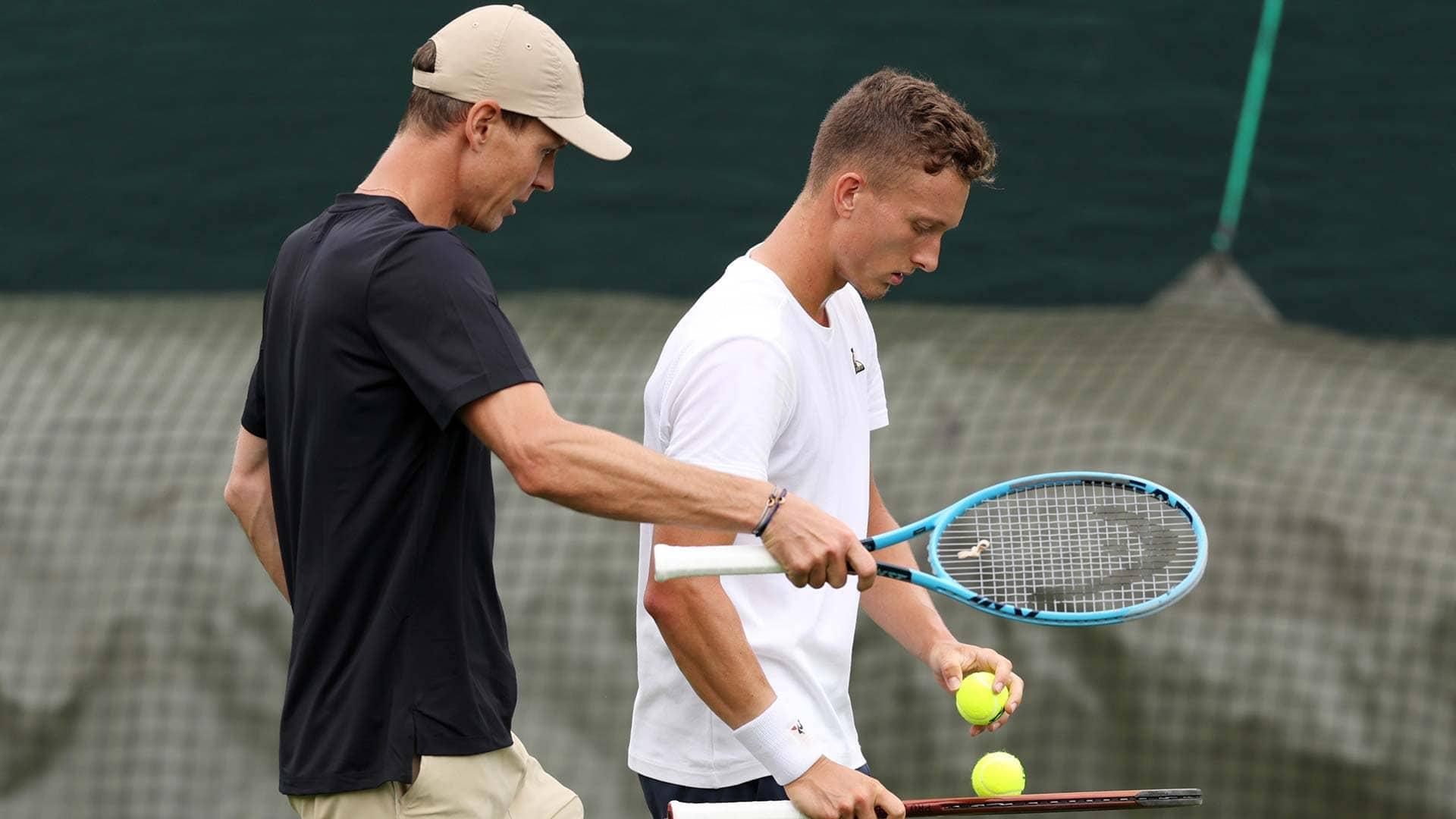 Tomas Berdych conseille Jiri Lehecka à l'entraînement