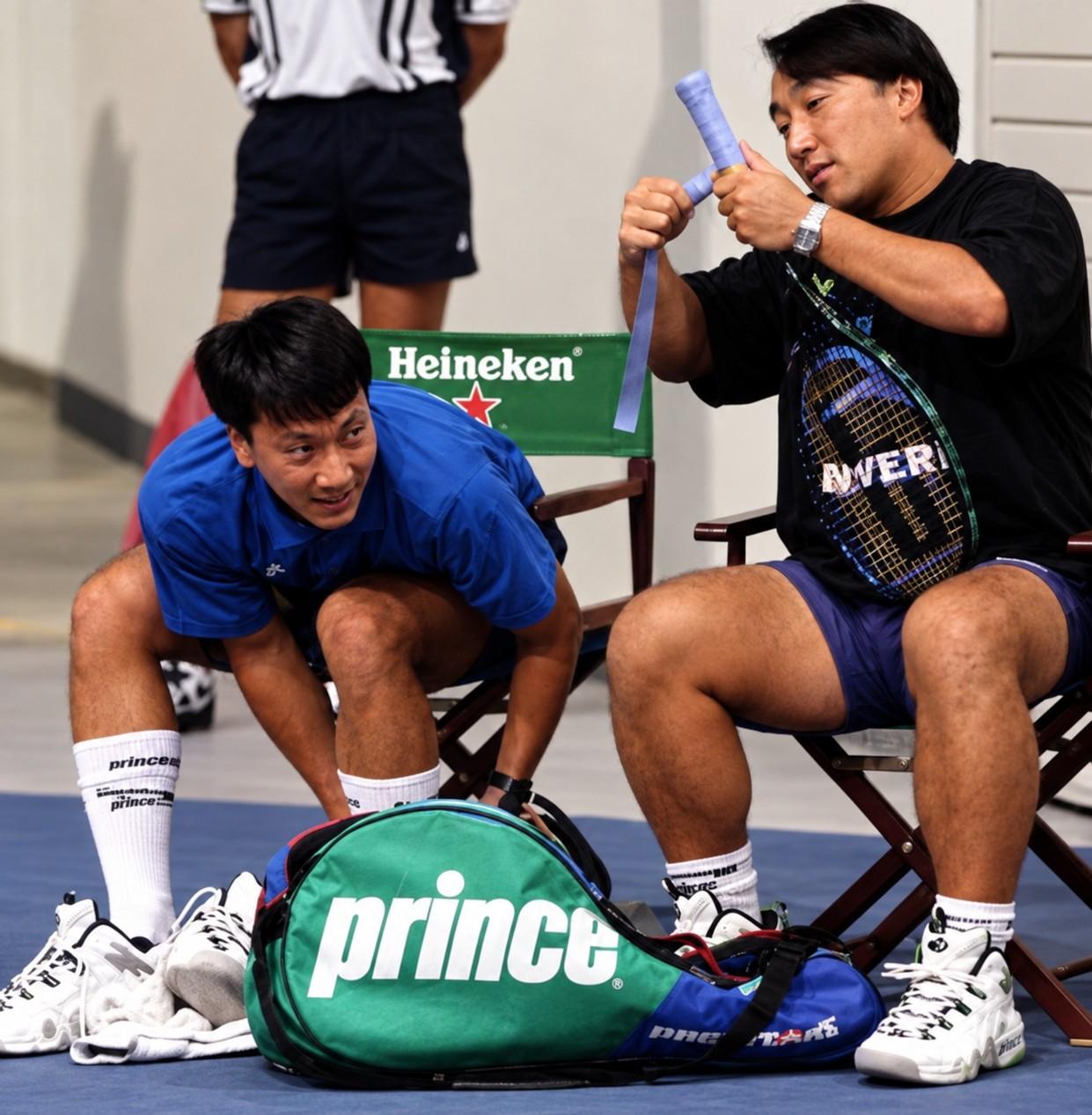 Michael Chang et son frère Carl Chang lors d'une séance de travail