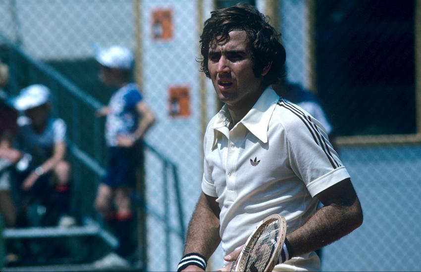 Eddie Dibbs sur un court de tennis