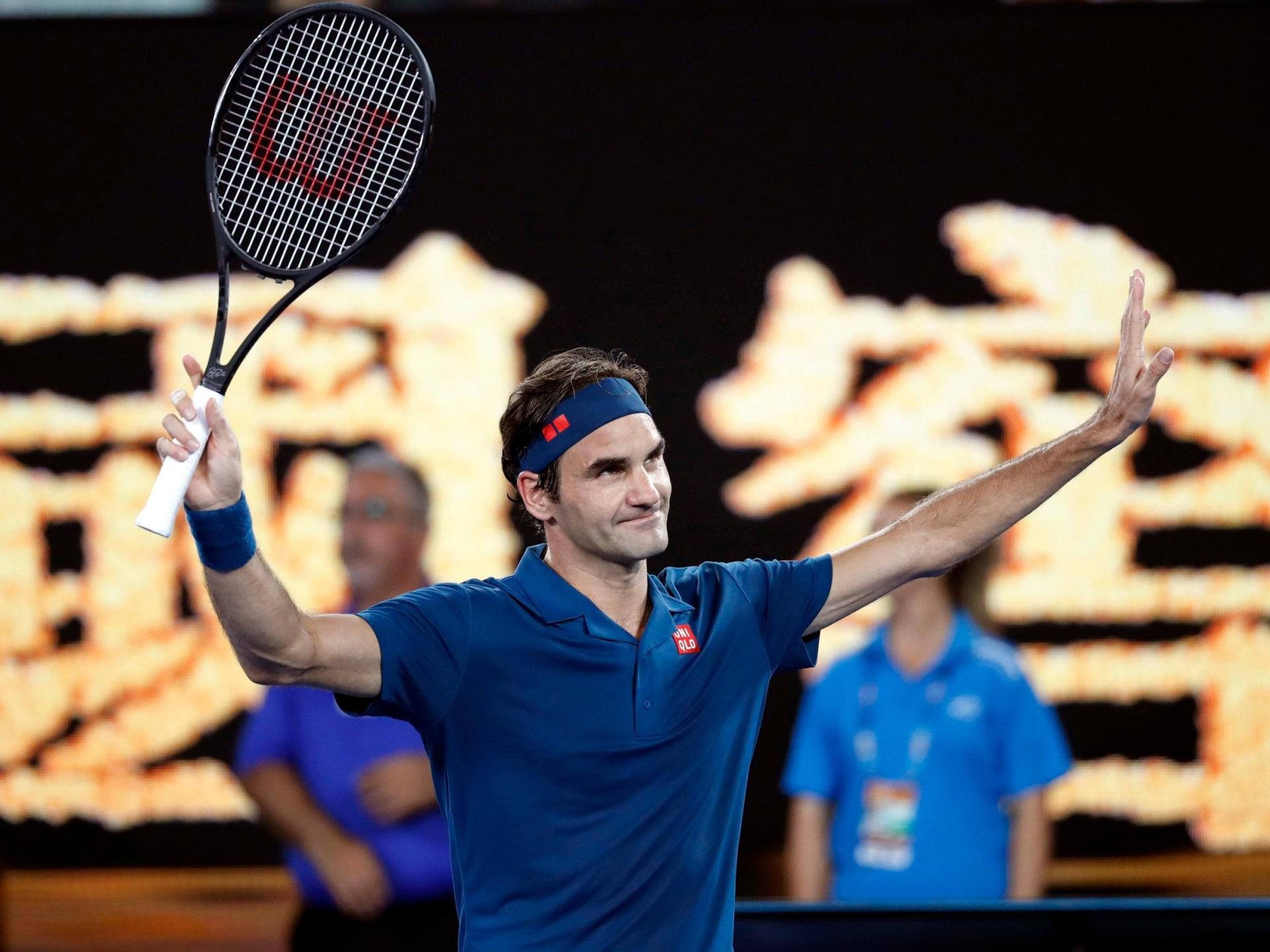 Roger Federer saluant le public