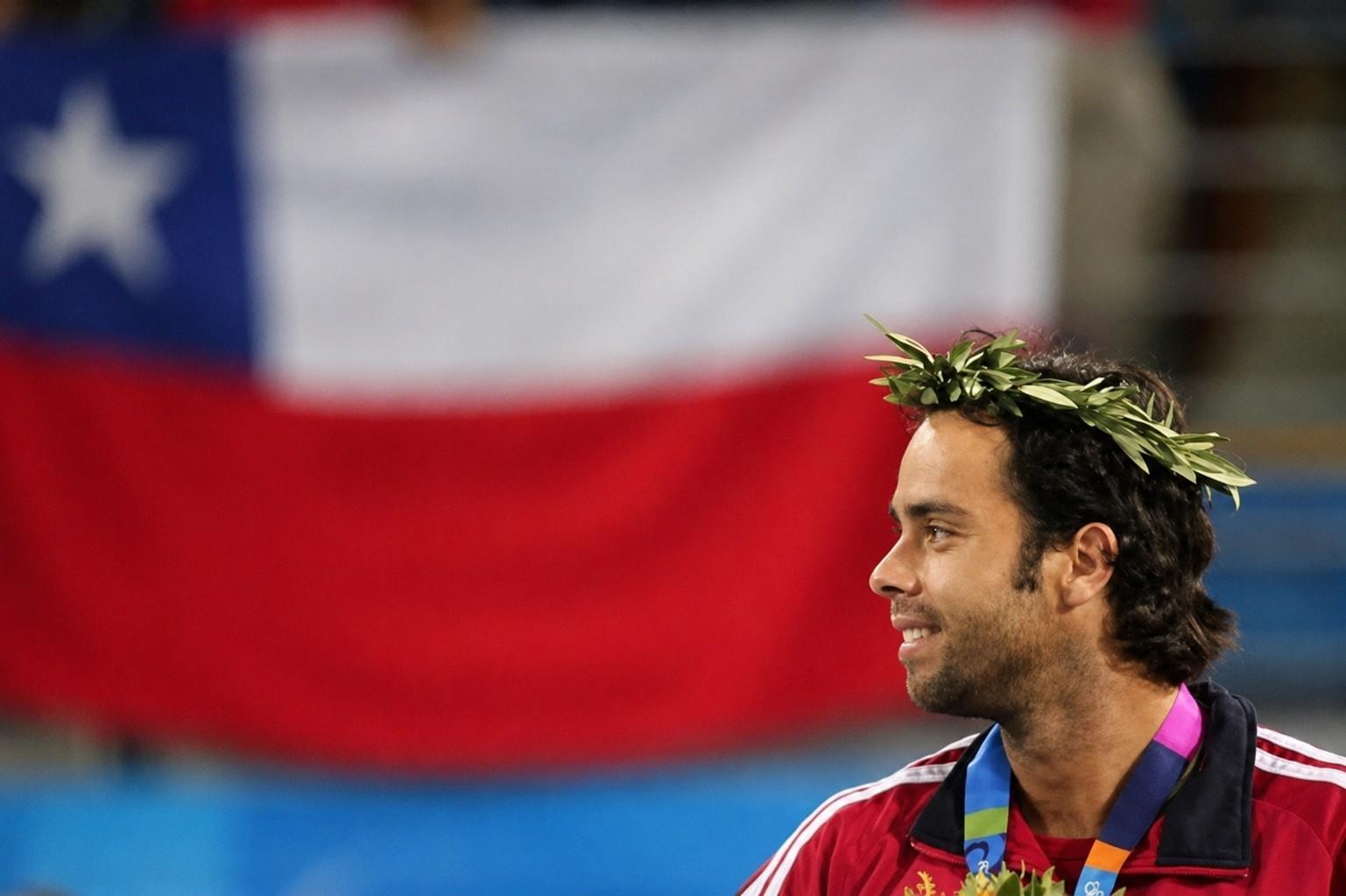 Fernando Gonzalez avec une m&eacute;daille olympique