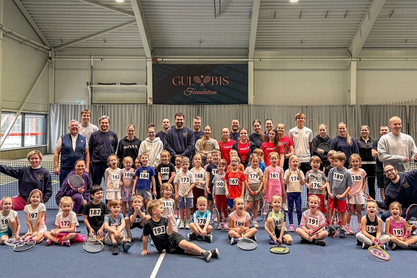 Ernests Gulbis avec les enfants et l'équipe de son académie