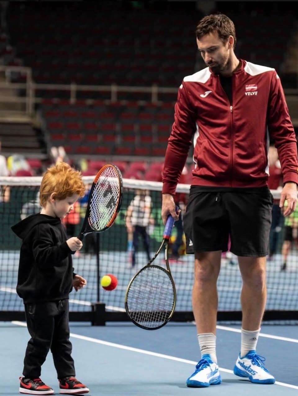 Ernests Gulbis transmet le tennis à un jeune enfant