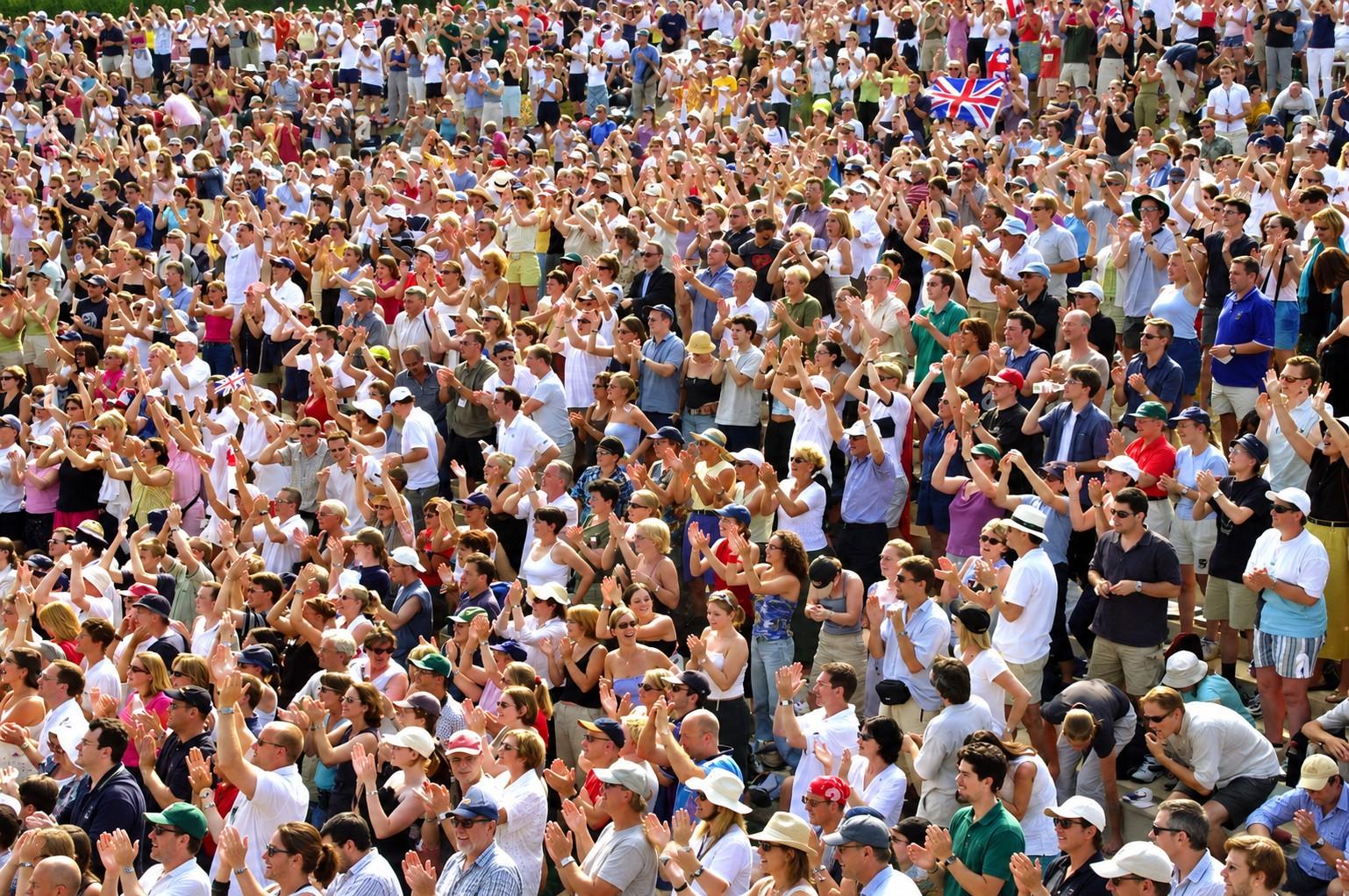La foule rassemblée sur Henman Hill à Wimbledon