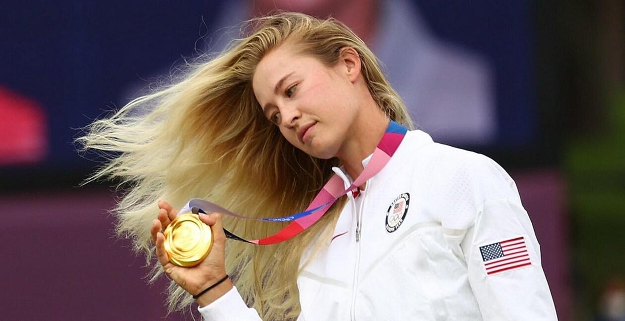 Nelly Korda avec sa médaille d'or olympique