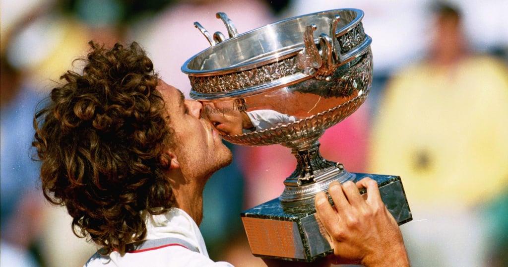 Gustavo Kuerten embrasse la Coupe des Mousquetaires