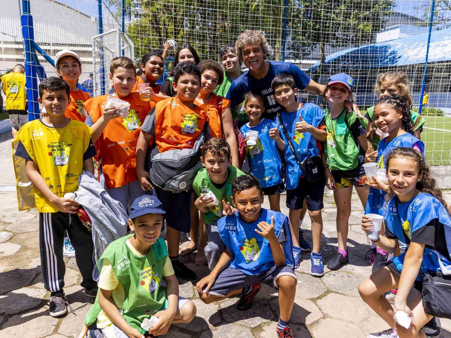 Gustavo Kuerten avec des enfants soutenus par son institut