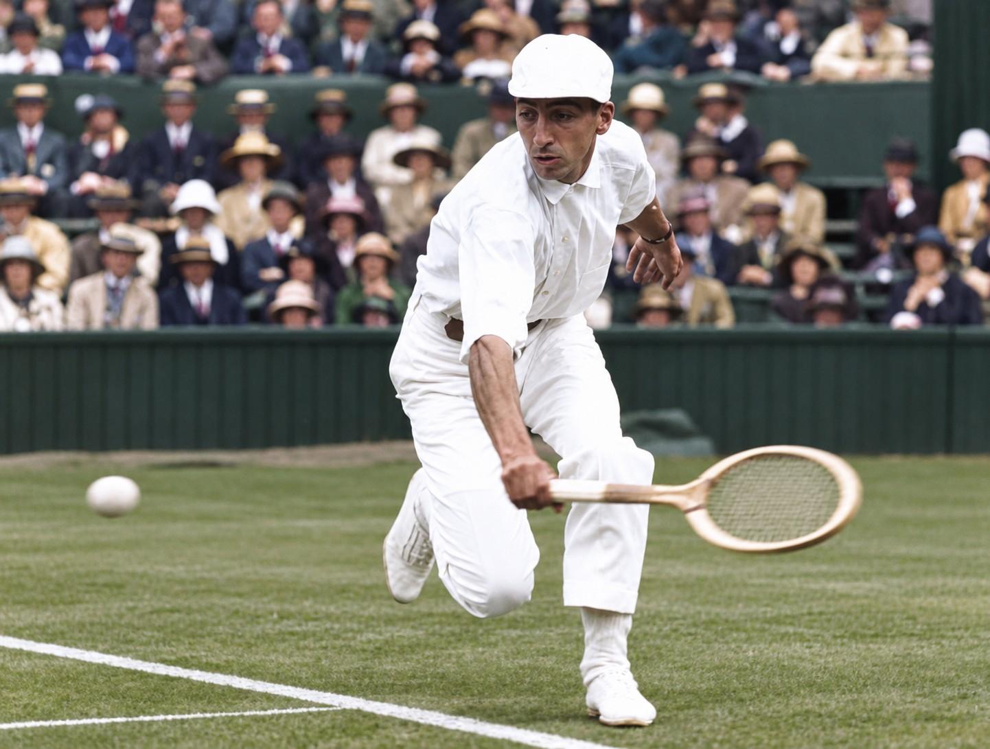 René Lacoste en déplacement sur le court