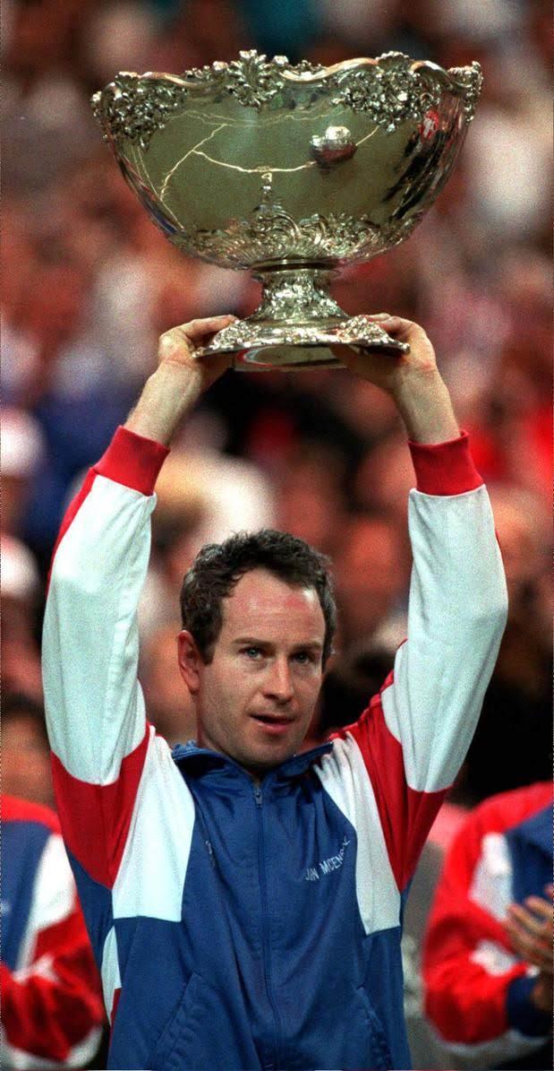 John McEnroe soulevant la Coupe Davis