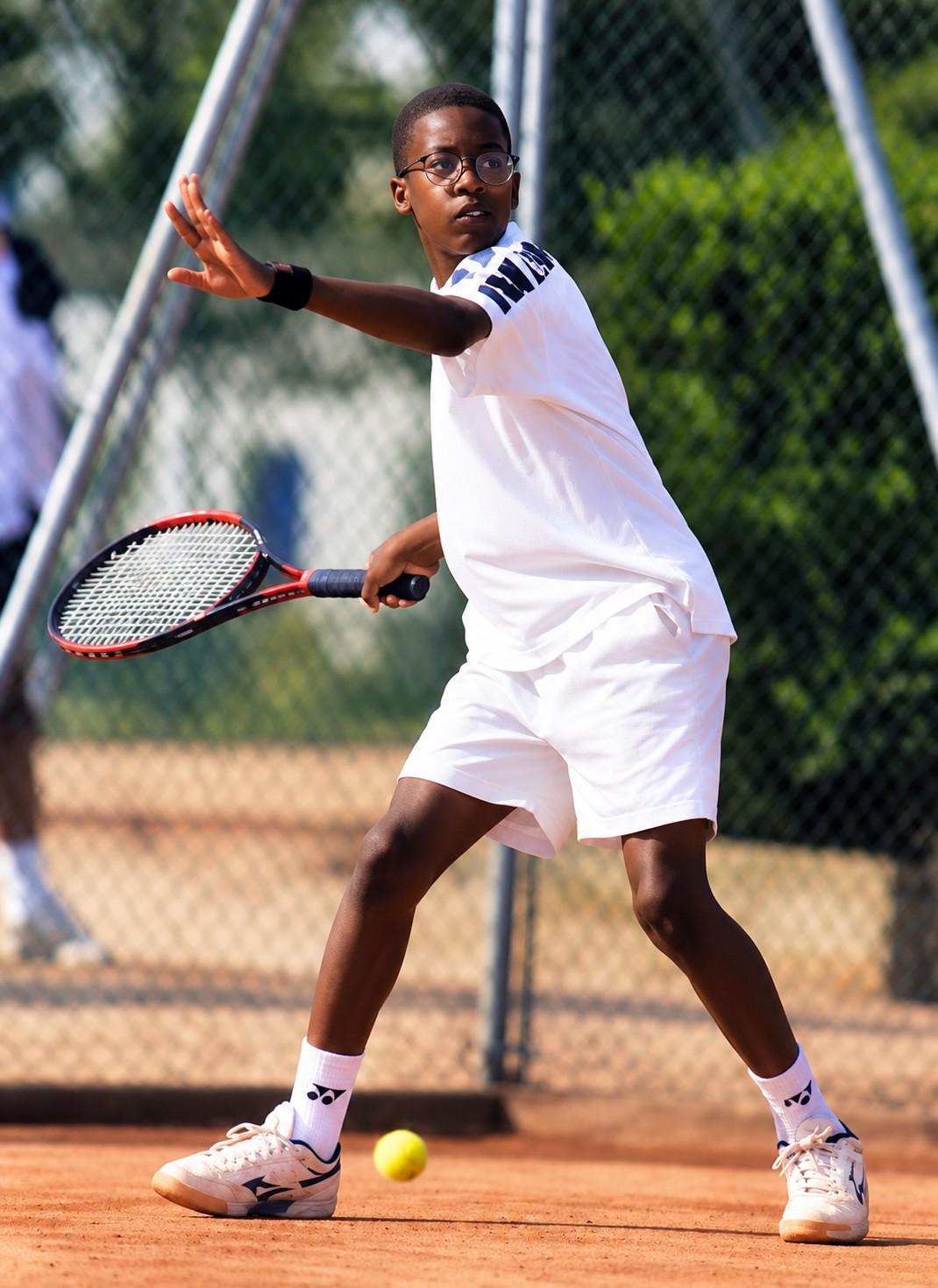 Gaël Monfils enfant sur un court de tennis