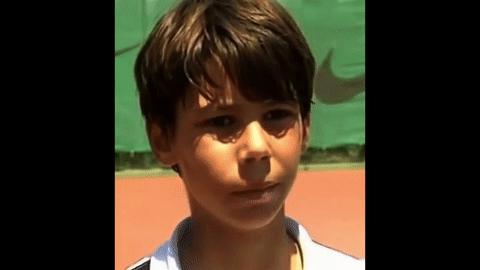 Rafael Nadal enfant sur un court de tennis