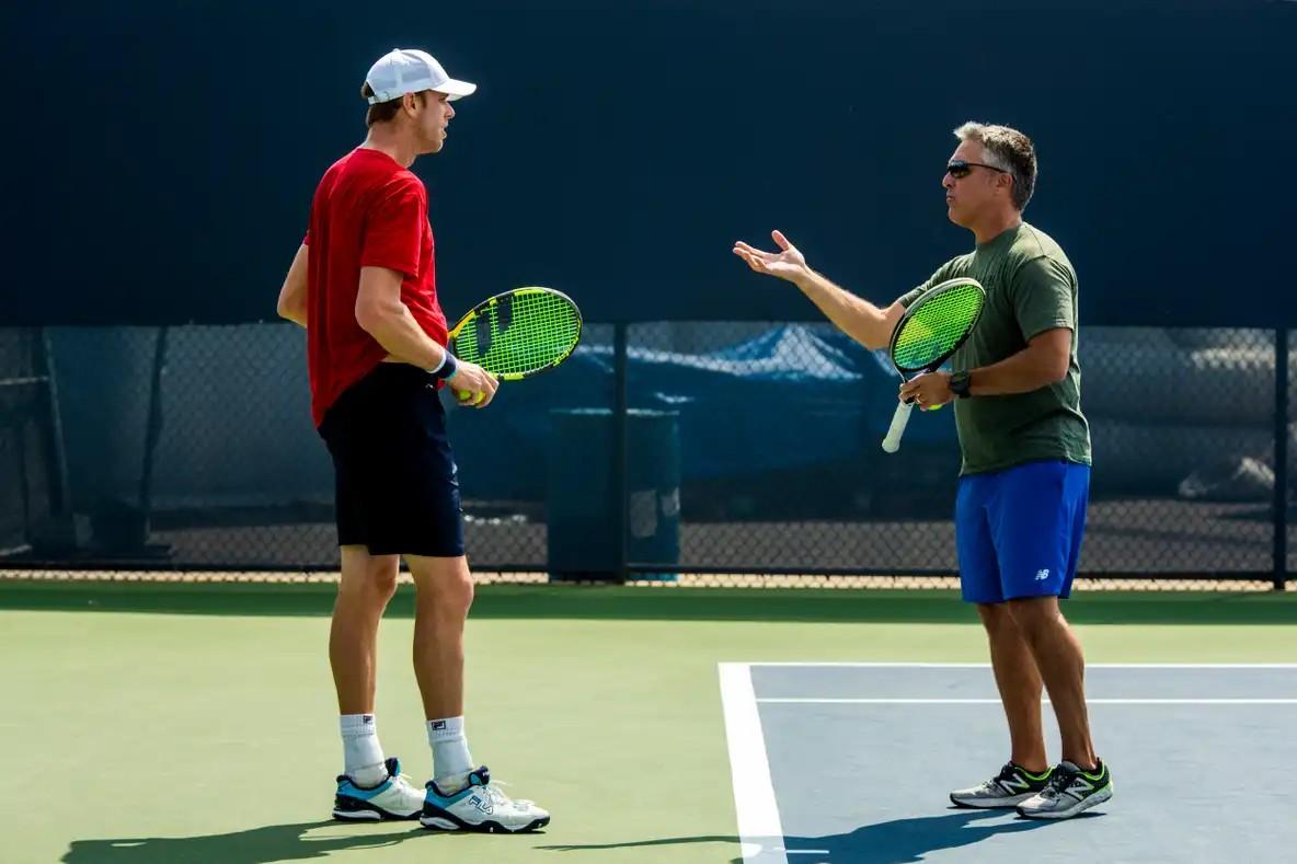 Sam Querrey travaille à l'entraînement avec Craig Boynton