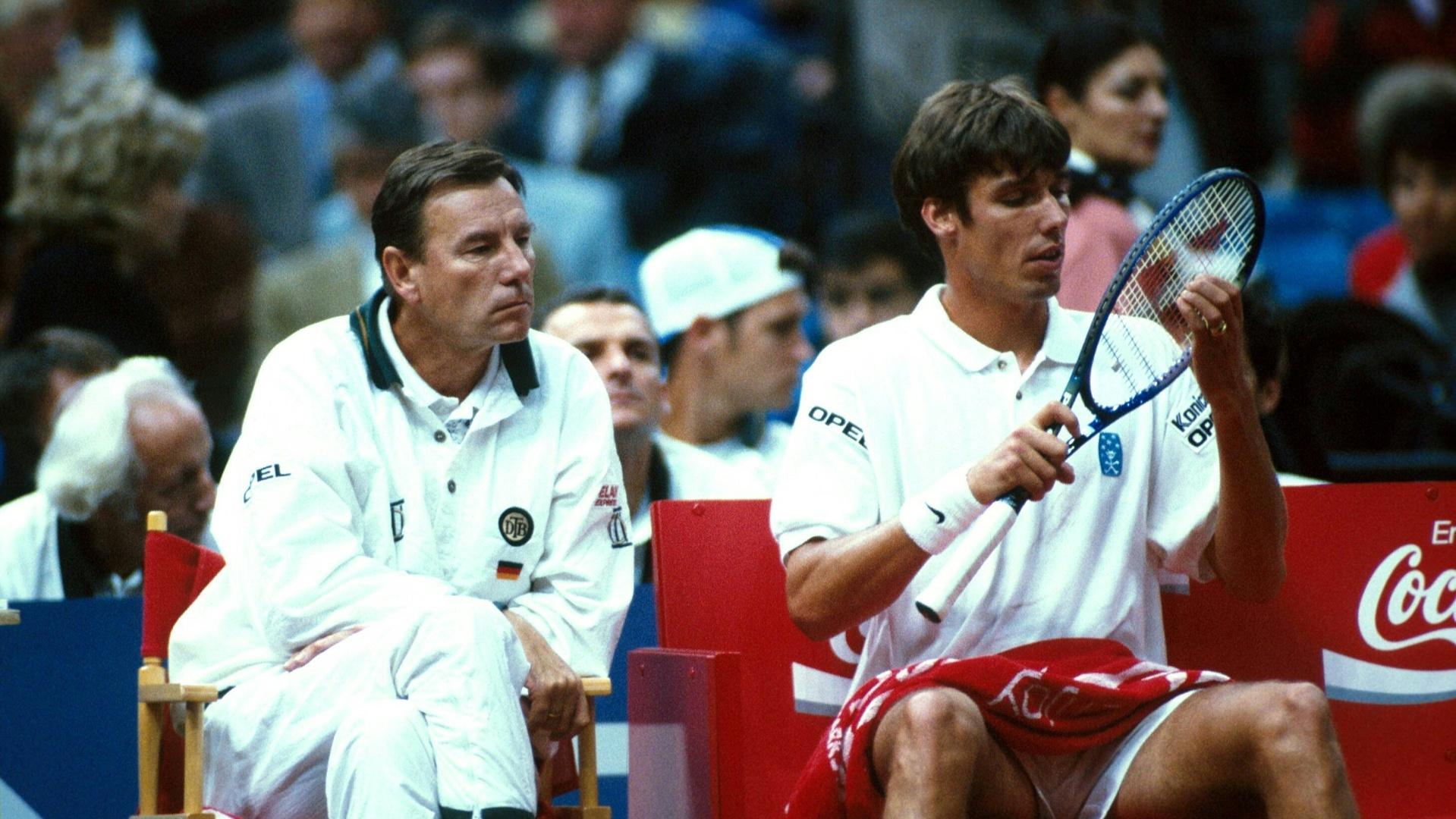 Niki Pilic sur le banc de l'équipe allemande aux côtés de Michael Stich